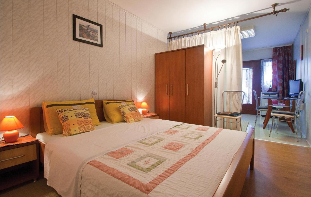 Cozy Studio In Valtursko Polje With Kitchen Appartamento Pola